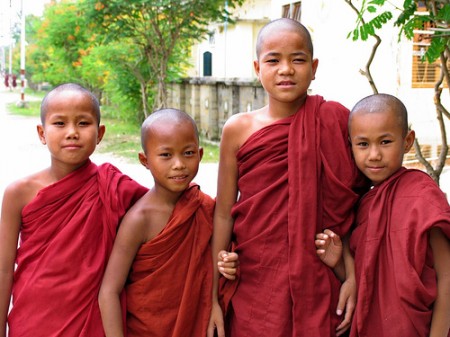 grupo de monjes budistas