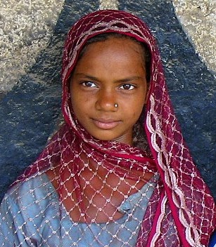 niña india de Jumma Masjid in Ahmedabad, India
